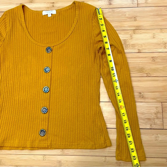 Full Circle Trends scoop neck top with decorative buttons, size XL. - Picture 4 of 7